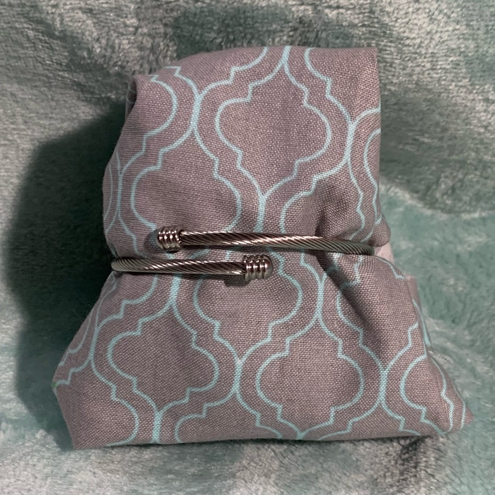 🌸 Used Stainless Steel Bangle Bracelet